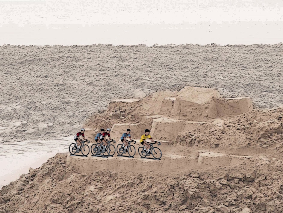 Des "petits cyclistes" sur le Chateau de Sable projet de landart
