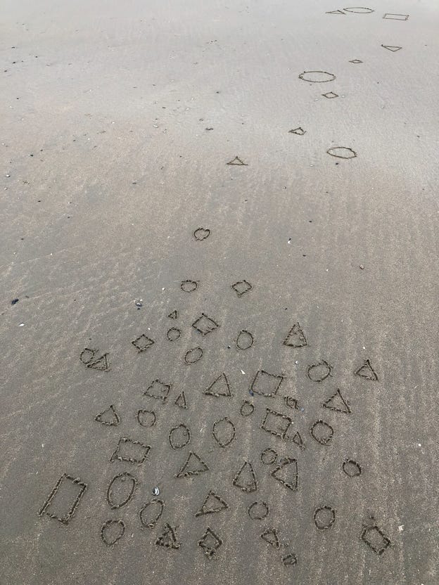 dessins éphémères sur le sable mouillé à marée basse