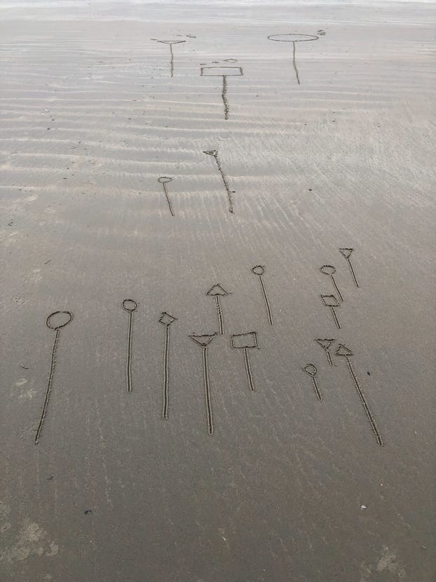 dessins éphémères sur le sable mouillé à marée basse