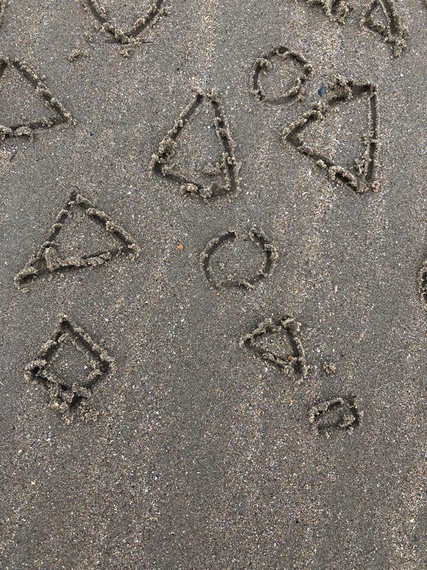 dessins éphémères sur le sable mouillé à marée basse