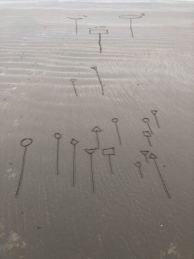 dessins éphémères sur le sable mouillé à marée basse