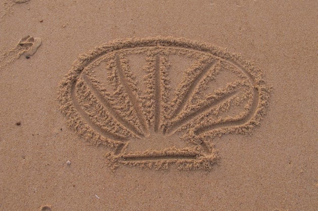 dessins éphémères sur le sable mouillé à marée basse
