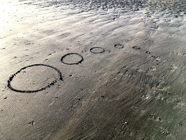 dessins éphémères sur le sable mouillé à marée basse