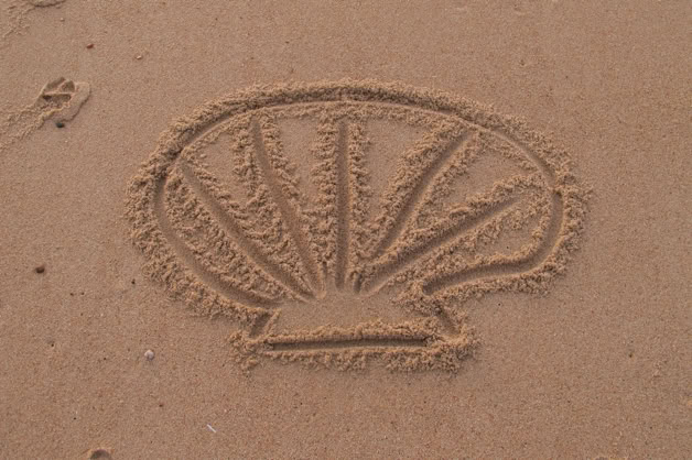 dessins éphémères sur le sable mouillé à marée basse