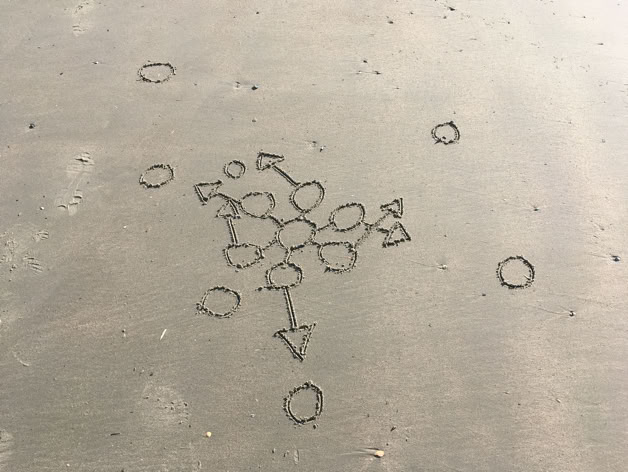 dessins éphémères sur le sable mouillé à marée basse