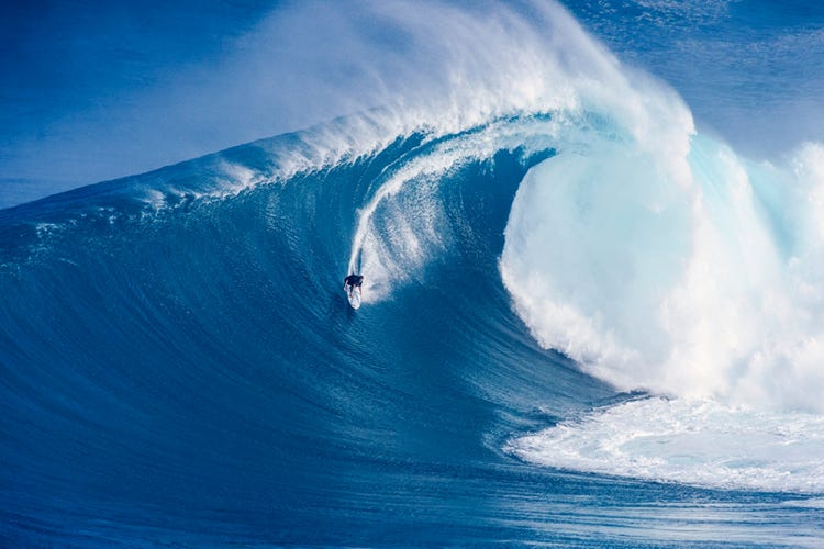 la vague et le surfeur élément de base symbolisant la réflexion que peut avoir un entepreneur qui aquière l'innovation Attitude