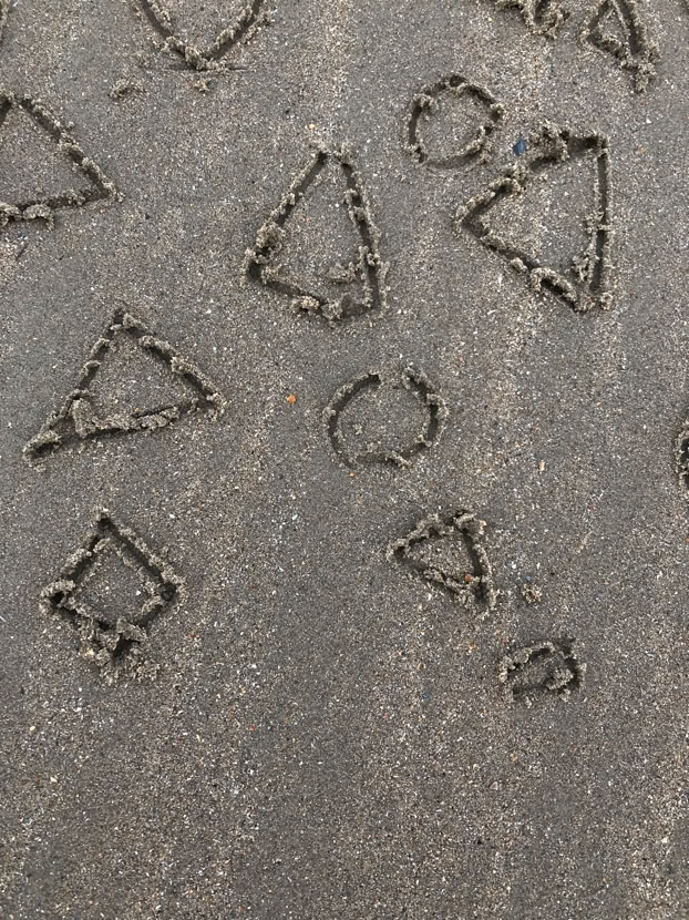 dessins éphémères sur le sable mouillé à marée basse